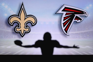 New Orleans Saints Atlanta Falcons 'a karşı. NFL oyunu. Amerikan Futbol Ligi maçı. Profesyonel oyuncunun silueti dokunuşu kutluyor. Arkaplanda ekran.