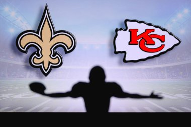 New Orleans Saints, Kansas City Chiefs 'e karşı. NFL oyunu. Amerikan Futbol Ligi maçı. Profesyonel oyuncunun silueti dokunuşu kutluyor. Arkaplanda ekran.