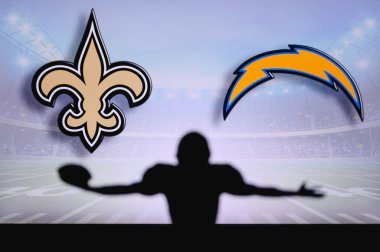 New Orleans Saints Los Angeles Chargers 'a karşı. NFL oyunu. Amerikan Futbol Ligi maçı. Profesyonel oyuncunun silueti dokunuşu kutluyor. Arkaplanda ekran.