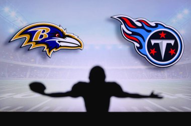 Baltimore Kuzgunları Tennessee Titanları 'na karşı. NFL oyunu. Amerikan Futbol Ligi maçı. Profesyonel oyuncunun silueti dokunuşu kutluyor. Arkaplanda ekran.