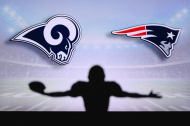 Los Angeles Rams, New England Patriots 'a karşı. NFL oyunu. Amerikan Futbol Ligi maçı. Profesyonel oyuncunun silueti dokunuşu kutluyor. Arkaplanda ekran.