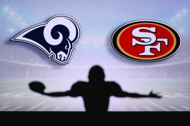 Los Angeles Rams, San Francisco 49ers 'a karşı. NFL oyunu. Amerikan Futbol Ligi maçı. Profesyonel oyuncunun silueti dokunuşu kutluyor. Arkaplanda ekran.