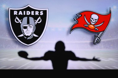 Las Vegas Raiders, Tampa Bay Buccaneers 'a karşı. NFL oyunu. Amerikan Futbol Ligi maçı. Profesyonel oyuncunun silueti dokunuşu kutluyor. Arkaplanda ekran.