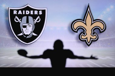 Las Vegas Raiders, New Orleans Saints 'e karşı. NFL oyunu. Amerikan Futbol Ligi maçı. Profesyonel oyuncunun silueti dokunuşu kutluyor. Arkaplanda ekran.
