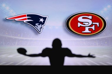 New England Patriots, San Francisco 49ers 'a karşı. NFL oyunu. Amerikan Futbol Ligi maçı. Profesyonel oyuncunun silueti dokunuşu kutluyor. Arkaplanda ekran.