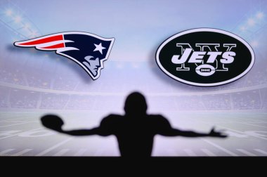New England Patriots New York Jets 'e karşı. NFL oyunu. Amerikan Futbol Ligi maçı. Profesyonel oyuncunun silueti dokunuşu kutluyor. Arkaplanda ekran.