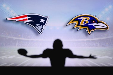 New England Patriots, Baltimore Ravens 'a karşı. NFL oyunu. Amerikan Futbol Ligi maçı. Profesyonel oyuncunun silueti dokunuşu kutluyor. Arkaplanda ekran.