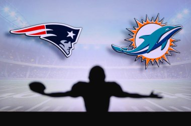 New England Patriots Miami Dolphins 'e karşı. NFL oyunu. Amerikan Futbol Ligi maçı. Profesyonel oyuncunun silueti dokunuşu kutluyor. Arkaplanda ekran.