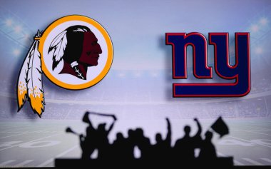 Washington Redskins, New York Giants 'a karşı. Taraftarlar NFL Game 'i destekliyor. Destekçilerin silueti, arka planda iki rakibi olan büyük ekran.
