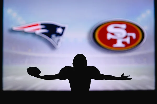 ニューイングランドの愛国者対サンフランシスコの49Ers Nflゲーム アメリカンフットボールリーグの試合 プロ選手のシルエットはタッチダウンを祝う 背景の画面 — ストック写真