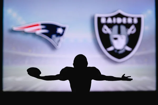 ニューイングランドの愛国者対ラスベガスの襲撃者 Nflゲーム アメリカンフットボールリーグの試合 プロ選手のシルエットはタッチダウンを祝う 背景の画面 — ストック写真