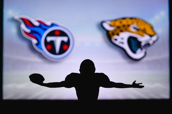 テネシー タイタンズ対ジャクソンビル ジャガー Nflゲーム アメリカンフットボールリーグの試合 プロ選手のシルエットはタッチダウンを祝う 背景の画面 — ストック写真