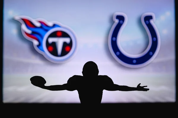 テネシー タイタンズ対インディアナポリス コルツ Nflゲーム アメリカンフットボールリーグの試合 プロ選手のシルエットはタッチダウンを祝う 背景の画面 — ストック写真