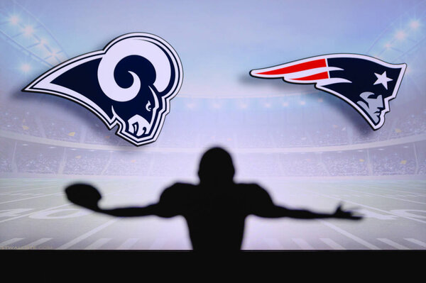 Los Angeles Rams vs. New England Patriots. Игра НФЛ. Матч Американской футбольной лиги. Силуэт профессионального игрока празднует приземление. Экран в фоновом режиме
.