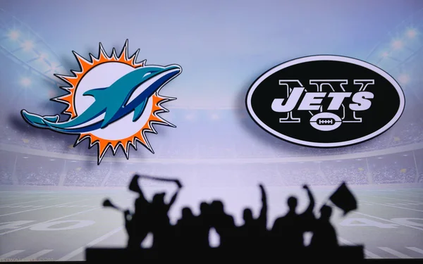 迈阿密海豚对纽约喷气机队球迷对Nfl比赛的支持 支持者的轮廓 大屏幕 背景上有两个对手 — 图库照片