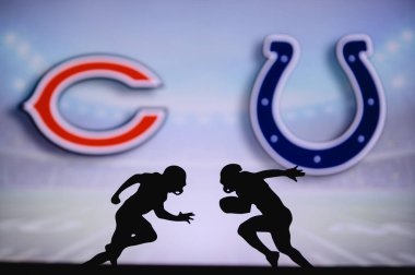 Chicago Bears Indianapolis Colts 'a karşı. NFL maç posteri. Sahada karşı karşıya gelen iki Amerikan futbolcu silueti. Arka planda kulüp logosu var. Rekabet konsepti fotoğrafı.
