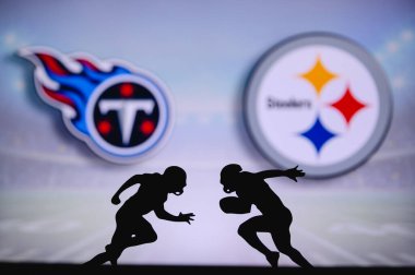 Tennessee Titans Pittsburgh Steelers 'a karşı. NFL maç posteri. Sahada karşı karşıya gelen iki Amerikan futbolcu silueti. Arka planda kulüp logosu var. Rekabet konsepti fotoğrafı.