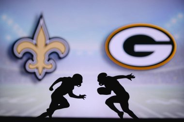 New Orleans Saints, Green Bay Packers 'a karşı. NFL maç posteri. Sahada karşı karşıya gelen iki Amerikan futbolcu silueti. Arka planda kulüp logosu var. Rekabet konsepti fotoğrafı.
