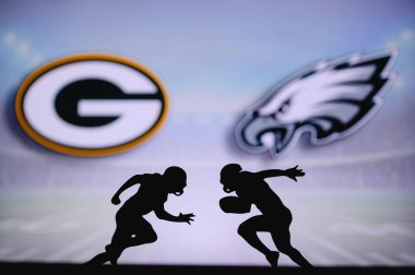 Green Bay Packers, Philadelphia Eagles 'a karşı. NFL maç posteri. Sahada karşı karşıya gelen iki Amerikan futbolcu silueti. Arka planda kulüp logosu var. Rekabet konsepti fotoğrafı.