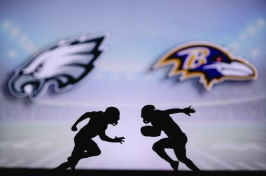 Philadelphia Eagles, Baltimore Ravens 'a karşı. NFL maç posteri. Sahada karşı karşıya gelen iki Amerikan futbolcu silueti. Arka planda kulüp logosu var. Rekabet konsepti fotoğrafı.