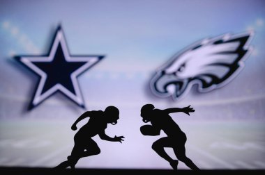 Dallas Cowboys, Philadelphia Eagles 'a karşı. NFL maç posteri. Sahada karşı karşıya gelen iki Amerikan futbolcu silueti. Arka planda kulüp logosu var. Rekabet konsepti fotoğrafı.