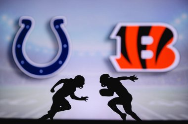Indianapolis Colts, Cincinnati Bengalleri 'ne karşı. NFL maç posteri. Sahada karşı karşıya gelen iki Amerikan futbolcu silueti. Arka planda kulüp logosu var. Rekabet konsepti fotoğrafı.