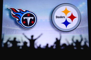 Tennessee Titans Pittsburgh Steelers 'a karşı. Taraftarlar NFL Game 'i destekliyor. Destekçilerin silueti, arka planda iki rakibi olan büyük ekran.
