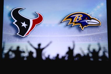 Houston Teksaslılar Baltimore Kuzgunlarına karşı. Taraftarlar NFL Game 'i destekliyor. Destekçilerin silueti, arka planda iki rakibi olan büyük ekran.
