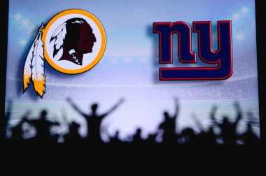 Washington Redskins, New York Giants 'a karşı. Taraftarlar NFL Game 'i destekliyor. Destekçilerin silueti, arka planda iki rakibi olan büyük ekran.