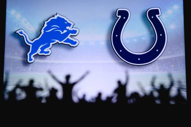 Detroit Lions Indianapolis Colts 'a karşı. Taraftarlar NFL Game 'i destekliyor. Destekçilerin silueti, arka planda iki rakibi olan büyük ekran.