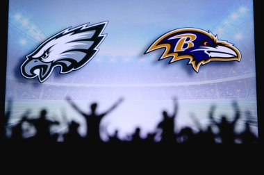 Philadelphia Eagles, Baltimore Ravens 'a karşı. Taraftarlar NFL Game 'i destekliyor. Destekçilerin silueti, arka planda iki rakibi olan büyük ekran.