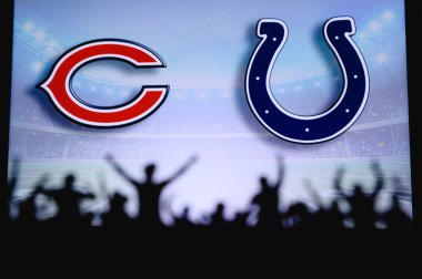 Chicago Bears Indianapolis Colts 'a karşı. Taraftarlar NFL Game 'i destekliyor. Destekçilerin silueti, arka planda iki rakibi olan büyük ekran.