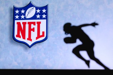 Ulusal Futbol Ligi NFL. Profesyonel Amerikan futbolcusunun silueti. Arka planda NFL kulübünün logosu, boşluğu düzenle.