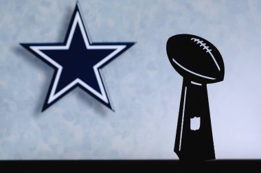 Dallas Cowboys profesyonel Amerikan futbol kulübü, NFL kupasının silueti, arka planda kulübün logosu..