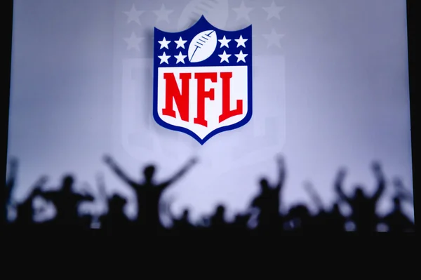 ナショナルフットボールリーグのNfl ファンはアメリカン ナショナル フットボール リーグのプロチームをサポートしている 前景の支持者のシルエット 大きな画面上のロゴ — ストック写真