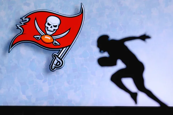 坦帕湾Buccaneers 美国职业足球运动员的轮廓 Nfl俱乐部标志为背景 编辑空间 — 图库照片