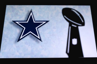 Dallas Cowboys profesyonel Amerikan futbol kulübü, NFL kupasının silueti, arka planda kulübün logosu..