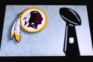 Washington Redskins profesyonel Amerikan futbol kulübü, NFL kupasının silueti, arka planda kulübün logosu..