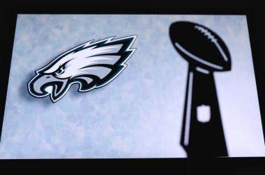 Philadelphia Eagles profesyonel Amerikan futbol kulübü, NFL kupasının silueti, arka planda kulübün logosu..