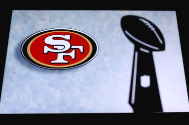 San Francisco 49ers profesyonel Amerikan futbol kulübü, NFL kupası silueti, arka planda kulübün logosu..