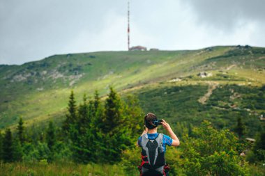 Kralova hola. Slovakya 'daki tepe. Kadın turist fotoğraf çekiyor..