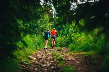 Patika yarışı, ormanda atletler.