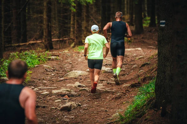 Carreras Senderos Atletas Corriendo Bosque Carrera Vertical Colina Arriba — Foto de Stock