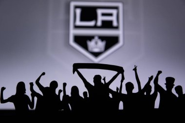 TORONTO, Kanada, 17. Los Angeles Kings taraftarları NHL hokey takımını kutluyor ve destekliyor..
