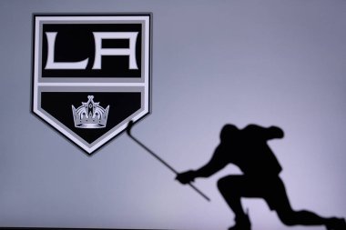 TORONTO, Kanada, 17. Los Angeles Kings Logosu. Profesyonel NHL hokey oyuncusu golü kutluyor. Siluet fotoğrafı, boşluğu düzenle