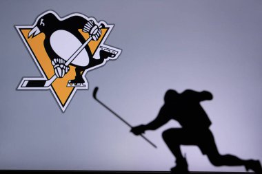 TORONTO, Kanada, 17. Pittsburgh Penguen Logosu. Profesyonel NHL hokey oyuncusu golü kutluyor. Siluet fotoğrafı, boşluğu düzenle