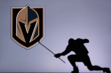 TORONTO, Kanada, 17. Vegas Altın Şövalye Logosu. Profesyonel NHL hokey oyuncusu golü kutluyor. Siluet fotoğrafı, boşluğu düzenle
