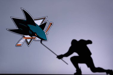 TORONTO, Kanada, 17. San Jose Köpekbalığı Logosu. Profesyonel NHL hokey oyuncusu golü kutluyor. Siluet fotoğrafı, boşluğu düzenle