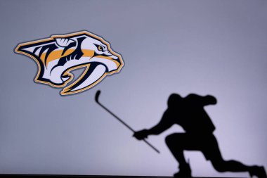 TORONTO, Kanada, 17. Nashville Yırtıcı Logosu. Profesyonel NHL hokey oyuncusu golü kutluyor. Siluet fotoğrafı, boşluğu düzenle