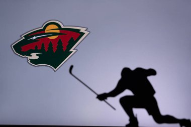TORONTO, Kanada, 17. Minnesota Vahşi Logosu. Profesyonel NHL hokey oyuncusu golü kutluyor. Siluet fotoğrafı, boşluğu düzenle